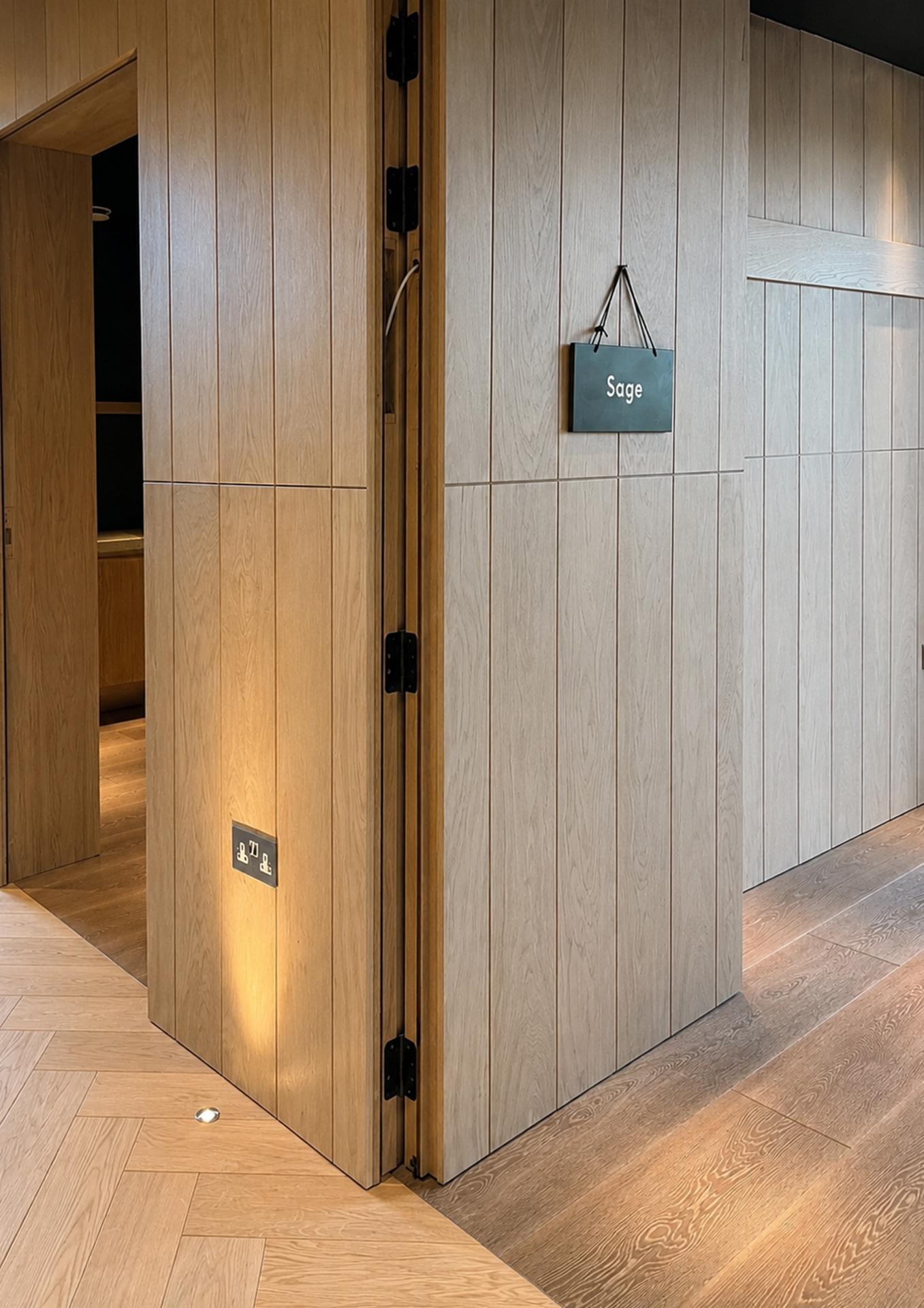 Lakes by Yoo — дубові елементи в SPA-зоні